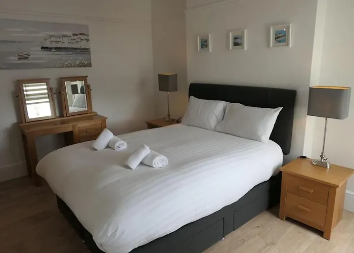 Spacious First Floor Family Flat, Sea View