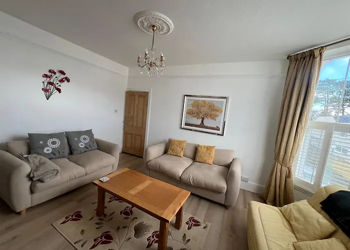 Spacious First Floor Family Flat, Sea View